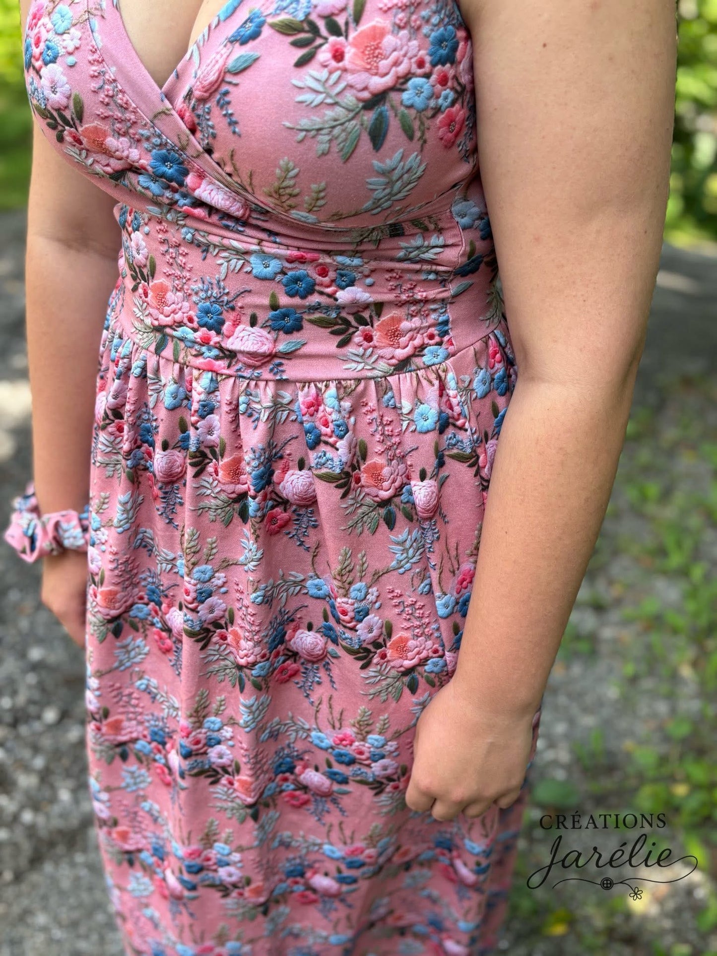 Embroidered flowers round 28 retail