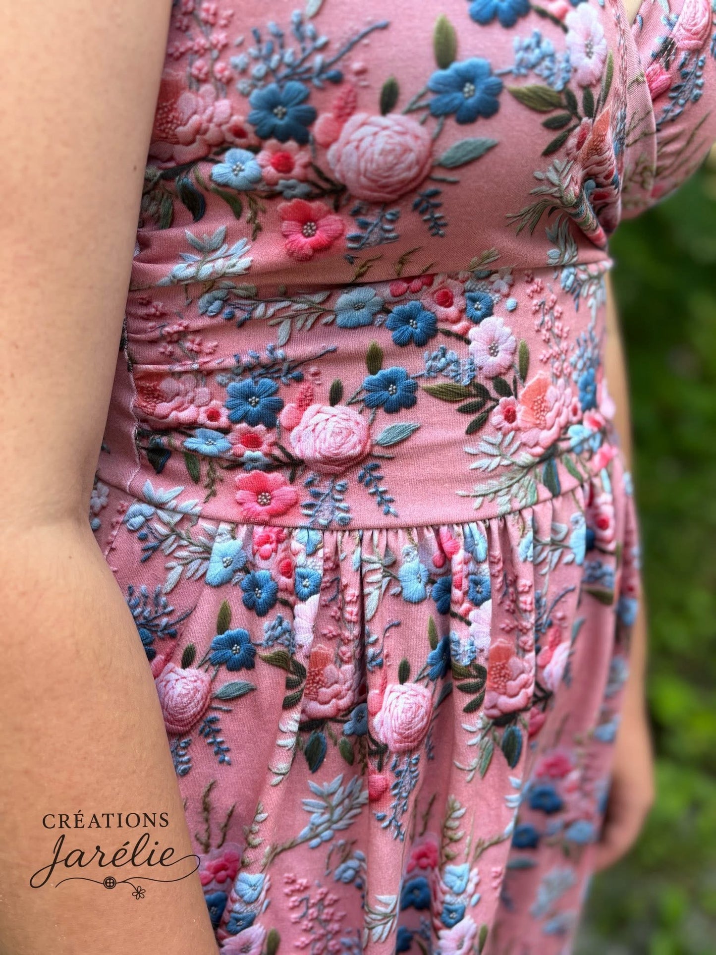 Embroidered flowers round 28 retail