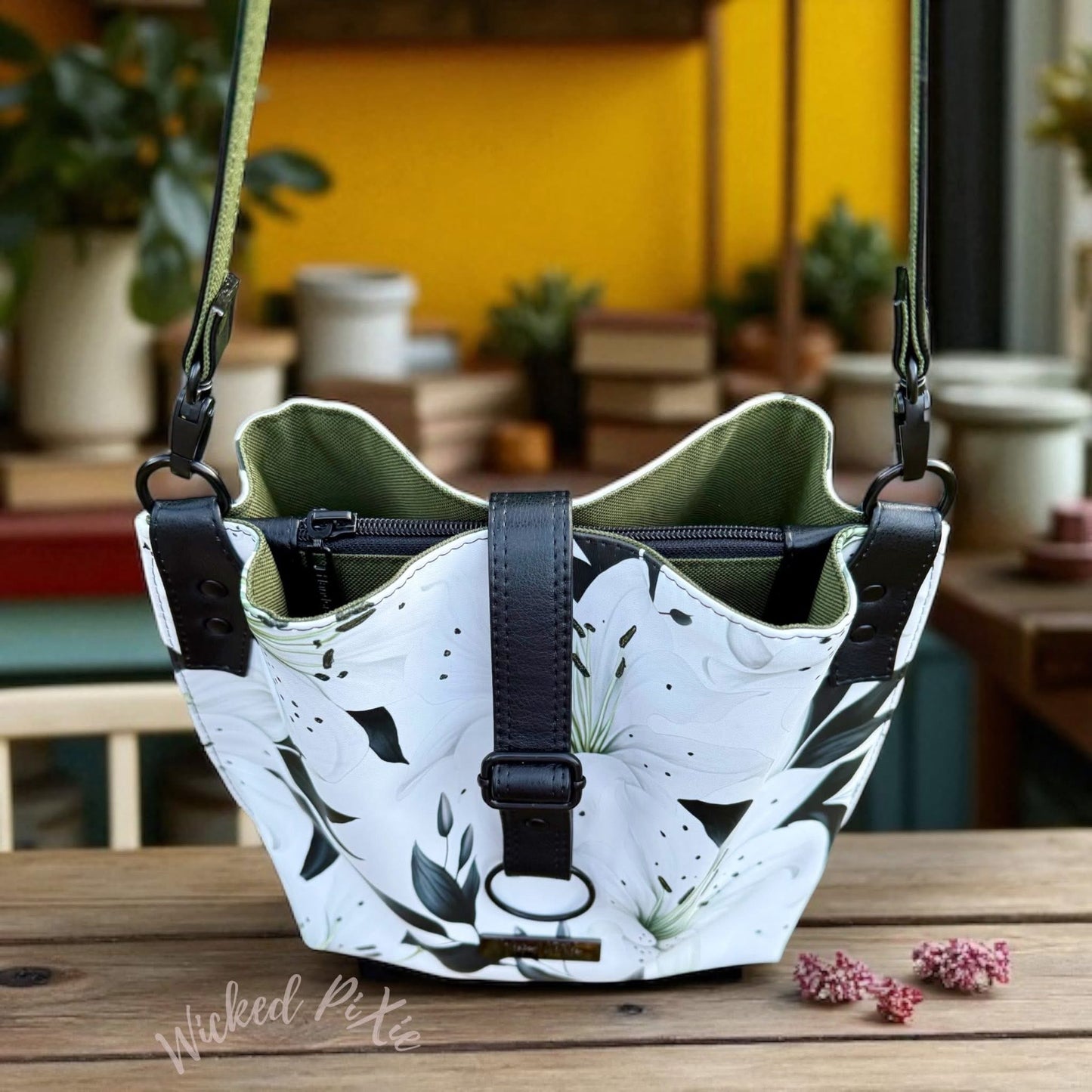 Noir lily round 28 retail