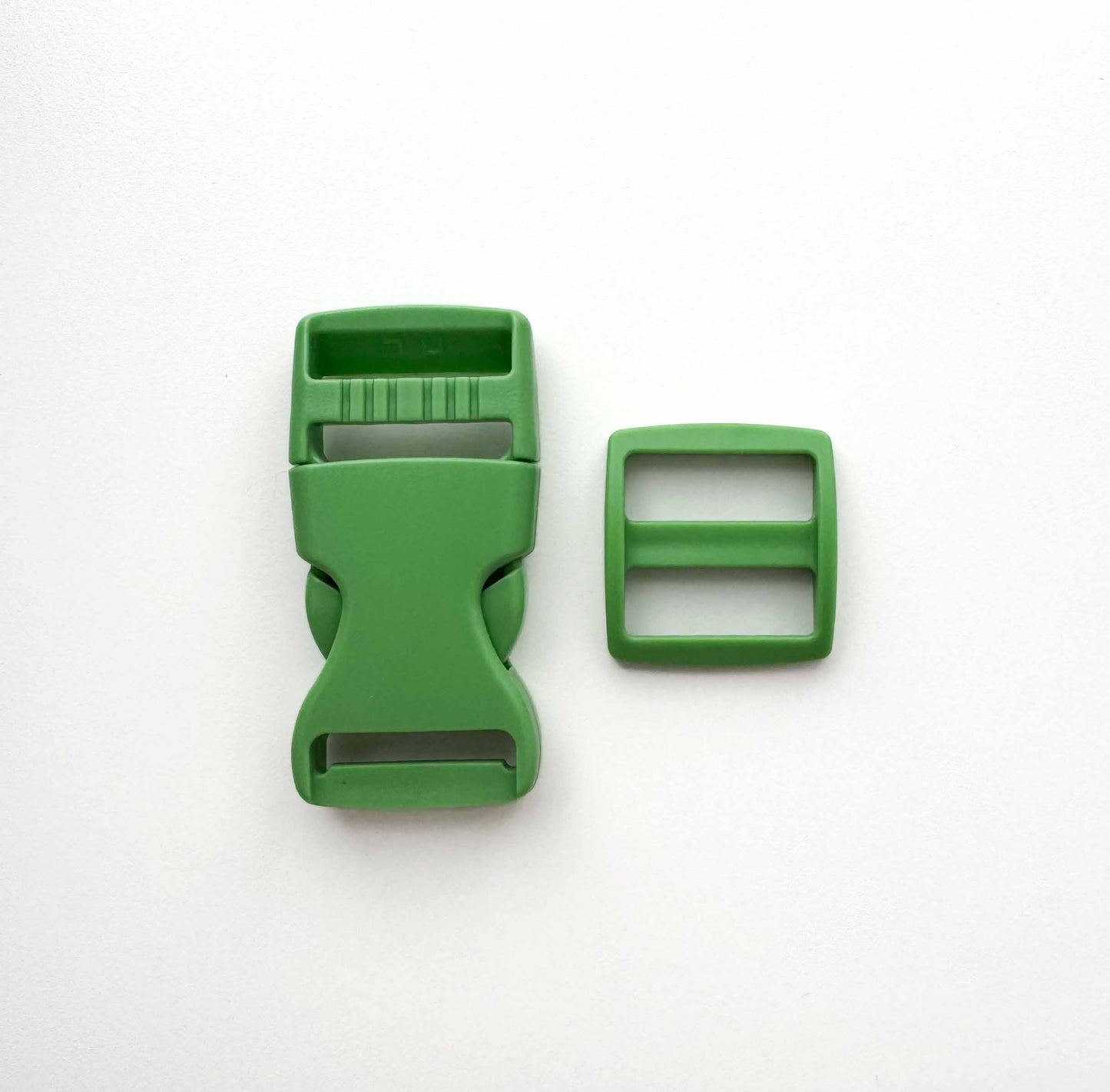 Side release plastic buckle set size: 1” (25mm)