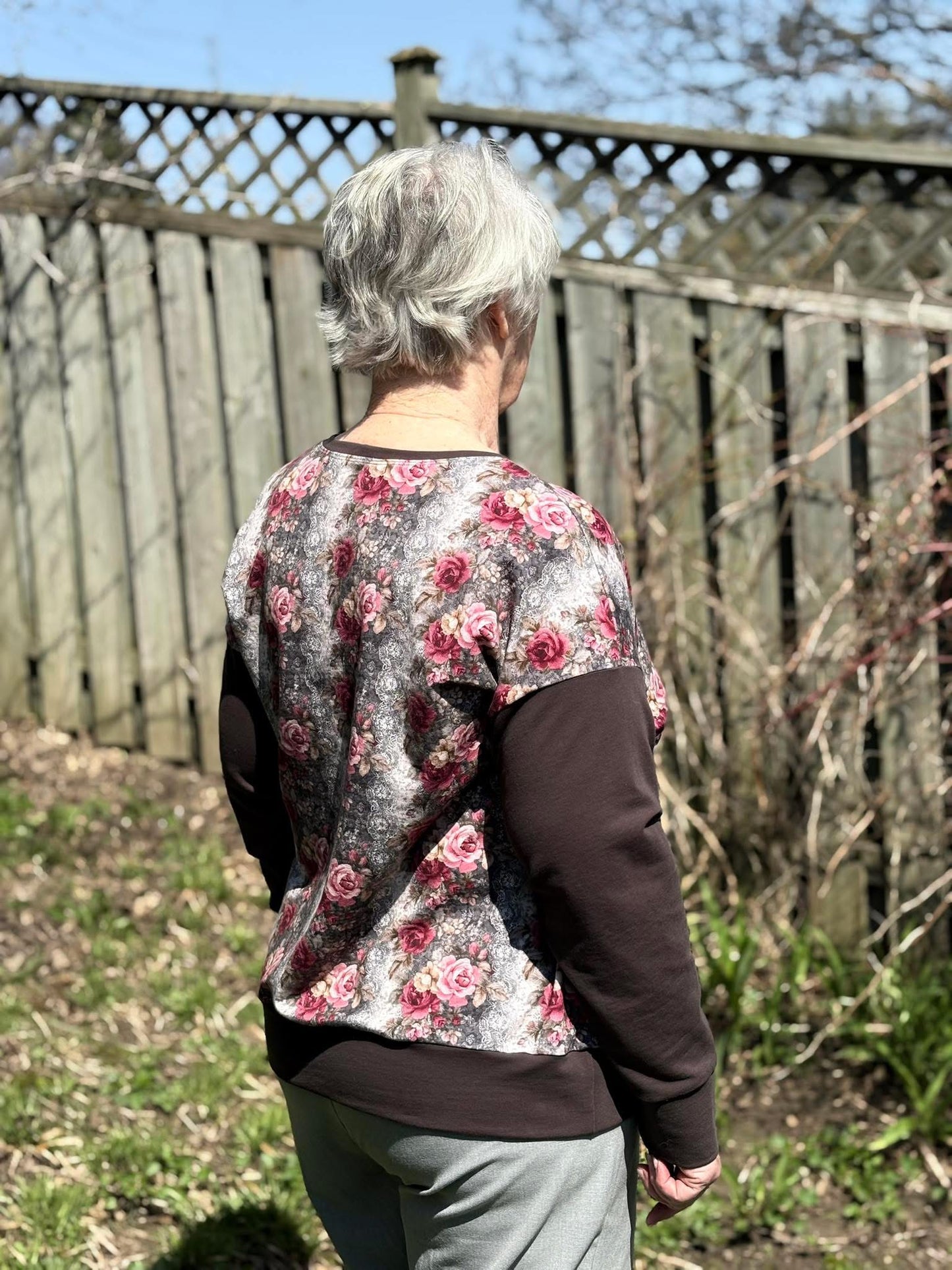 Lacy roses round 37 retail