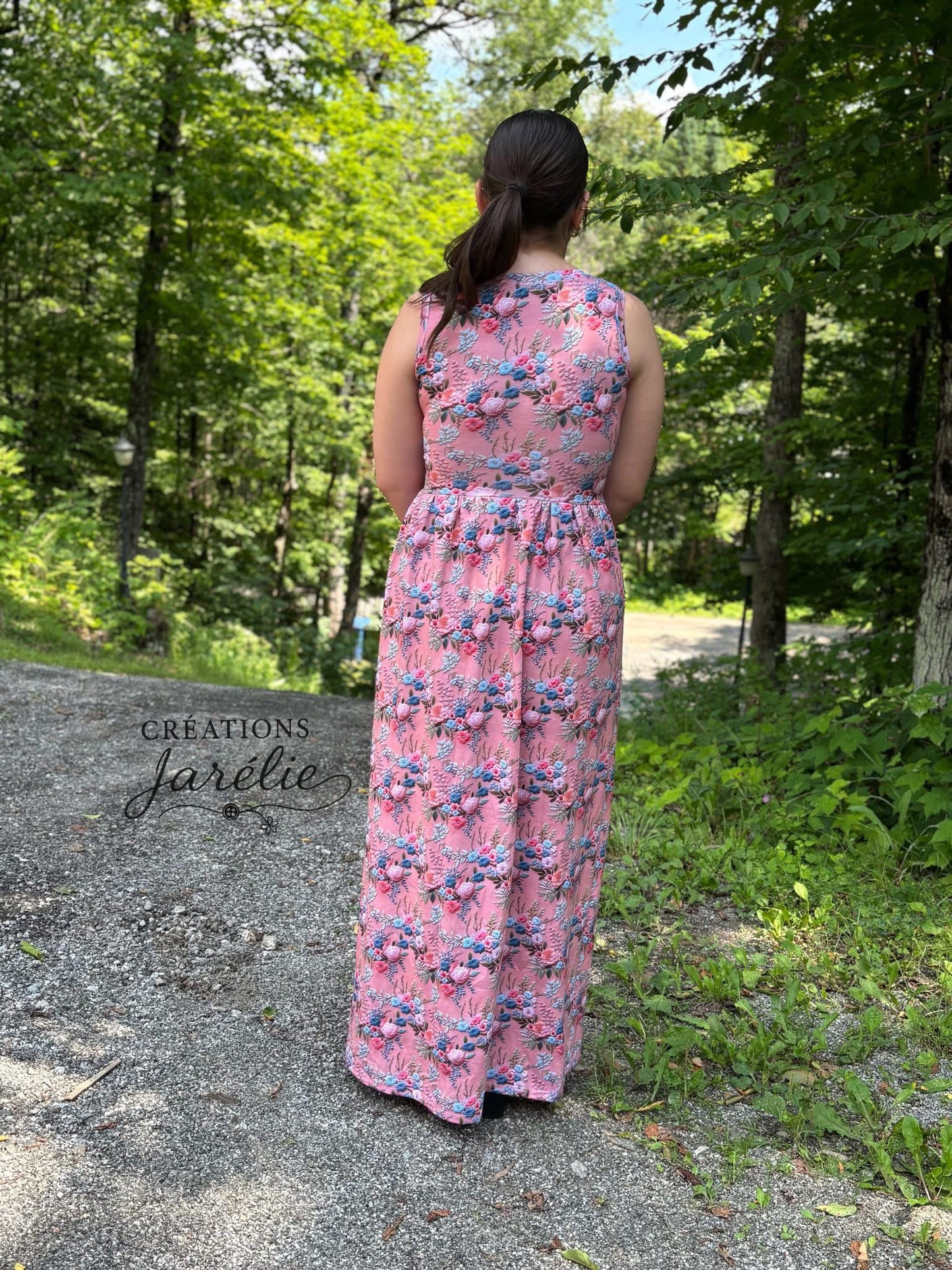 Embroidered flowers round 28 retail
