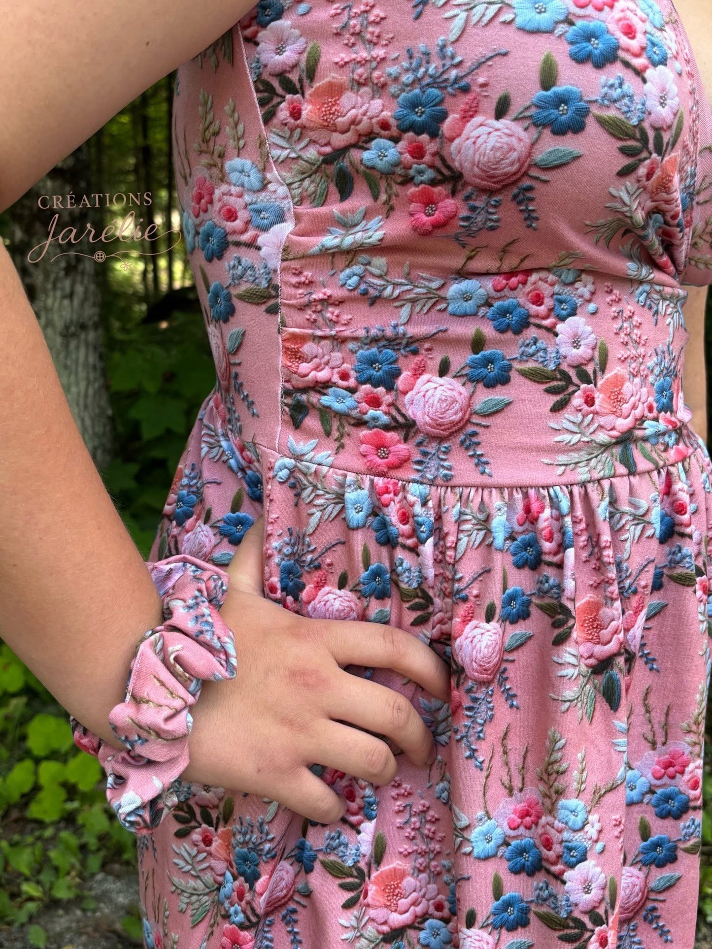 Embroidered flowers round 28 retail