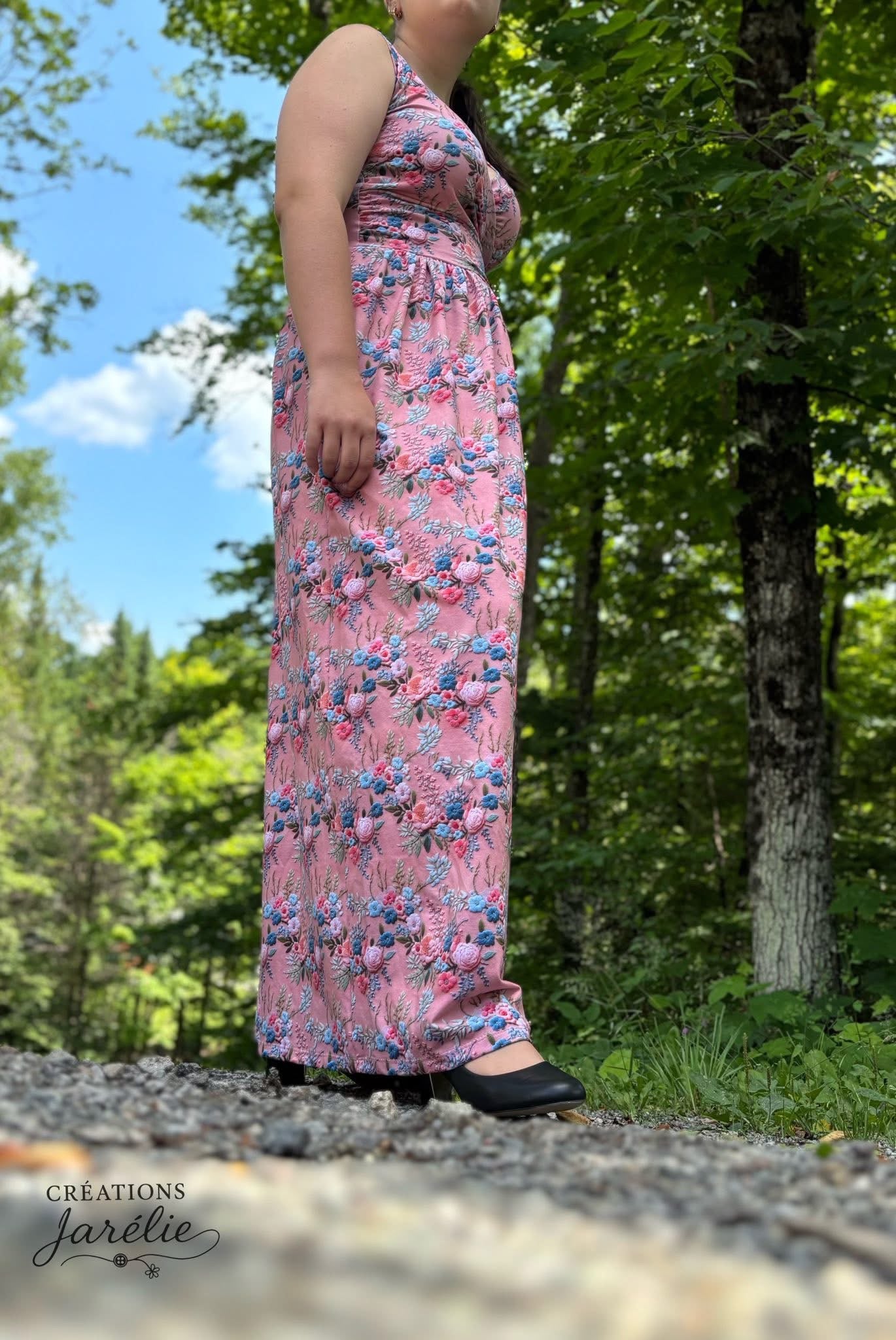 Embroidered flowers round 28 retail