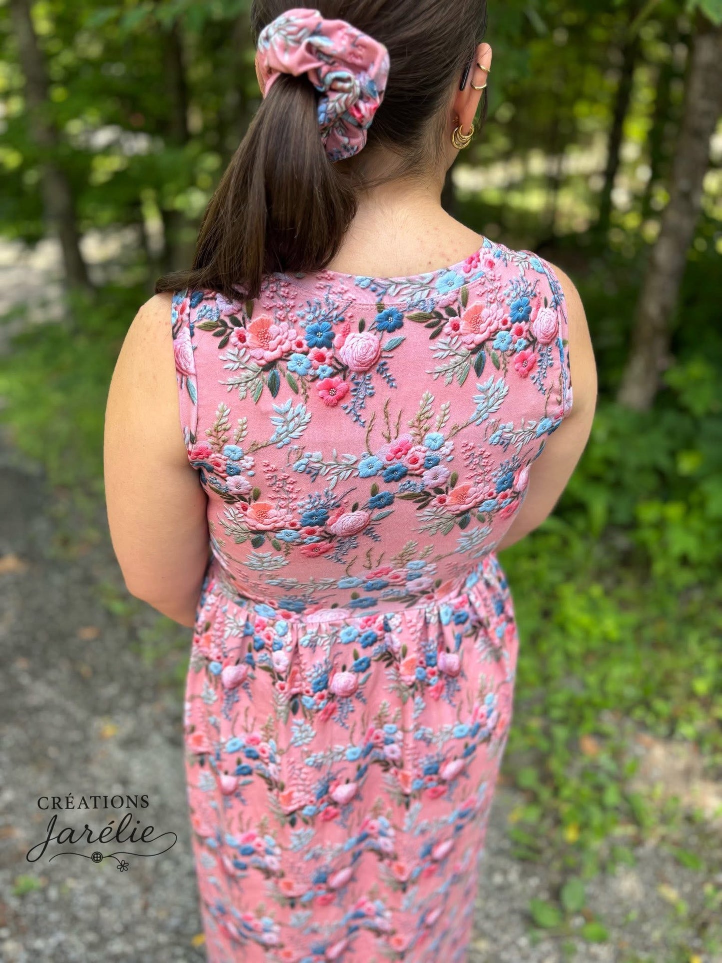 Embroidered flowers round 28 retail