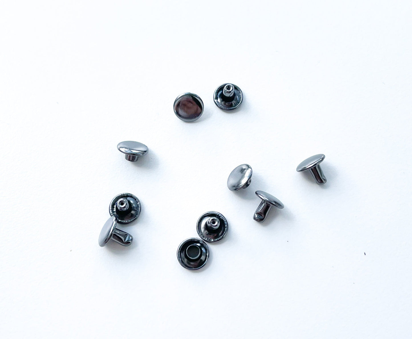 Medium double cap rivets (8mm cap x 8mm post)